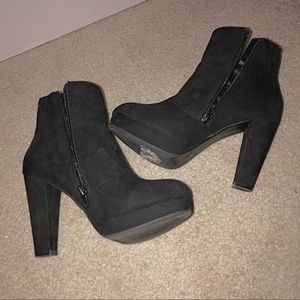 Black thick-heeled boots